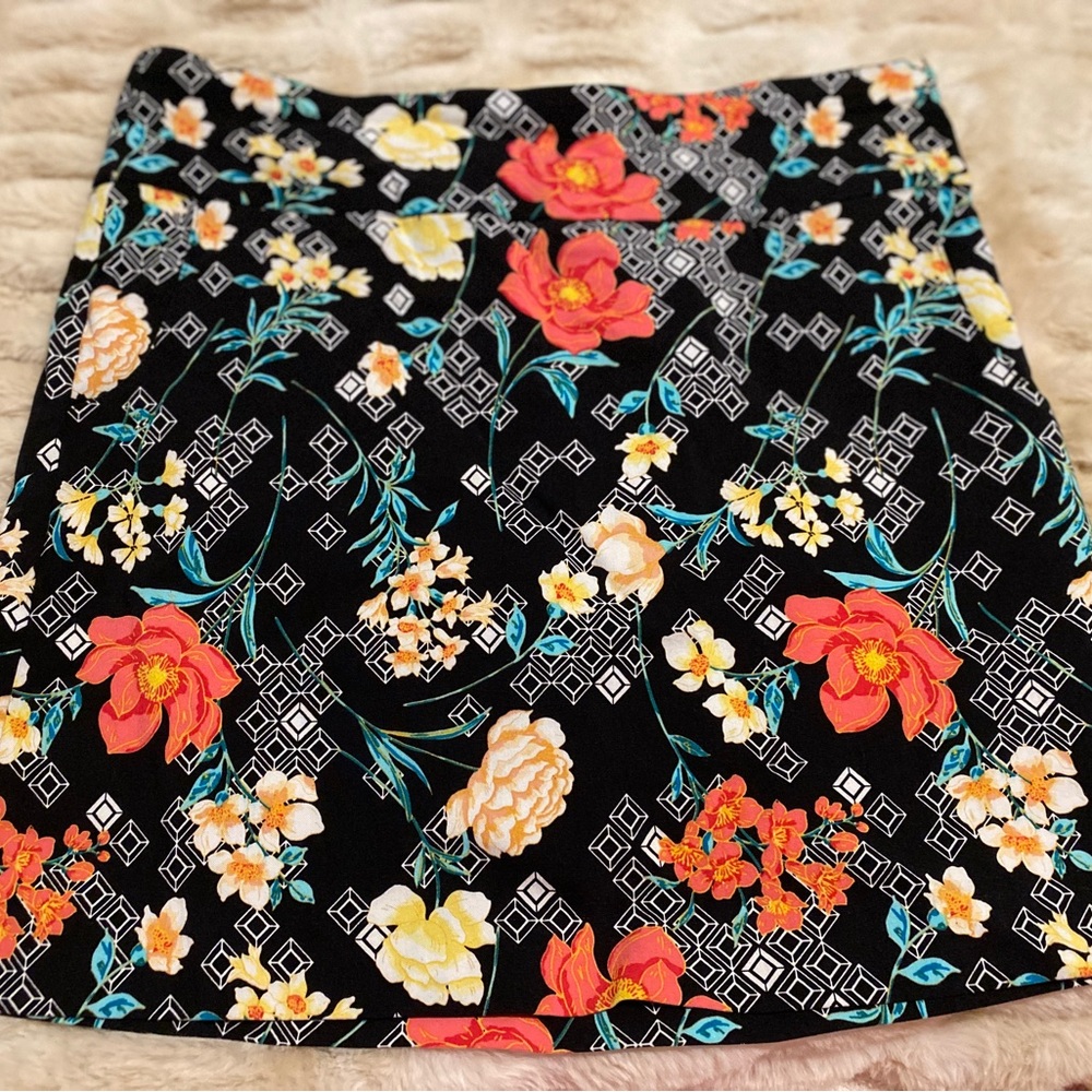 Women’s Size 10 Floral Black Skort